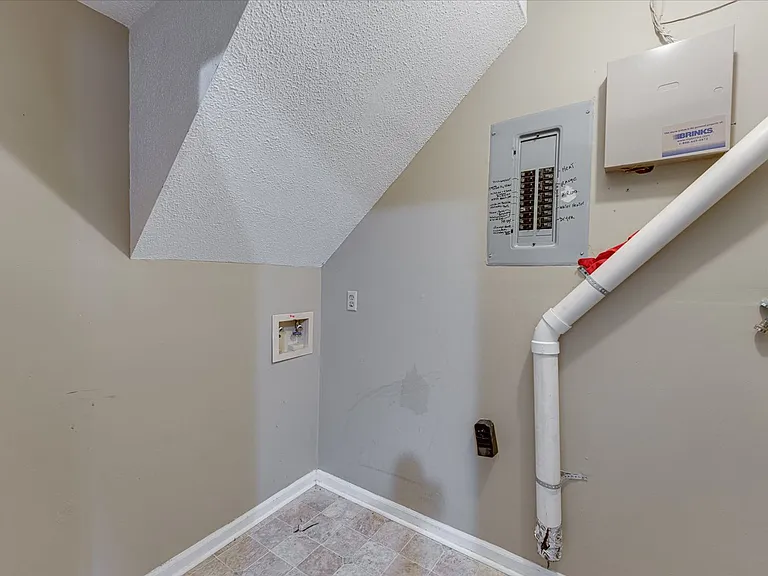 2115 Elder St — Photo 15