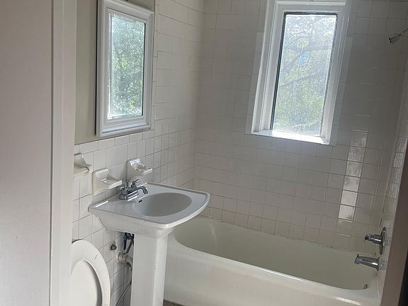 3rd image of 3328 N Broadway St #204