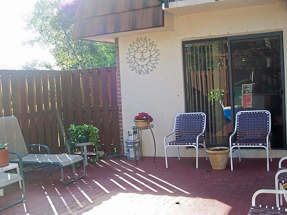 ENJOY BEAAUTIFUL SUNSET FROM YOU FENCED PATIO