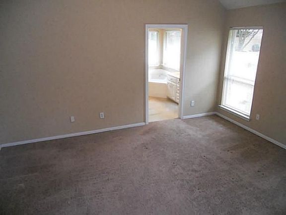 5th image of 2305 Hickory Leaf Ln