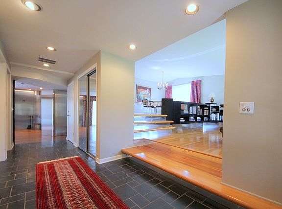 3rd image of 18 Oxford Dr