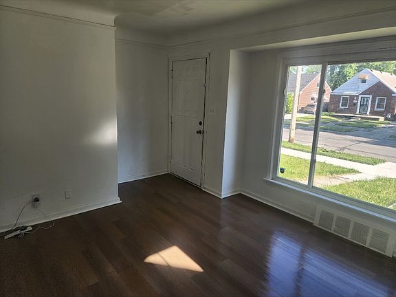 4th image of 16509 Tacoma St