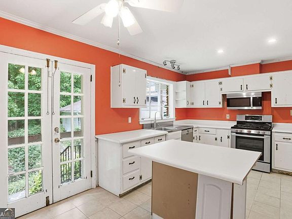 5th image of 544 Bouldercrest Dr SW