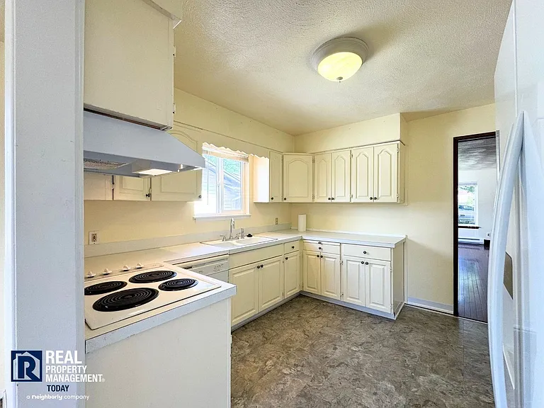 338 Regents Blvd — Photo 7