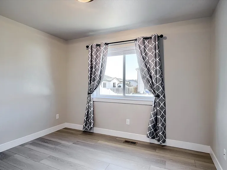 910 Phipps Ave — Photo 9