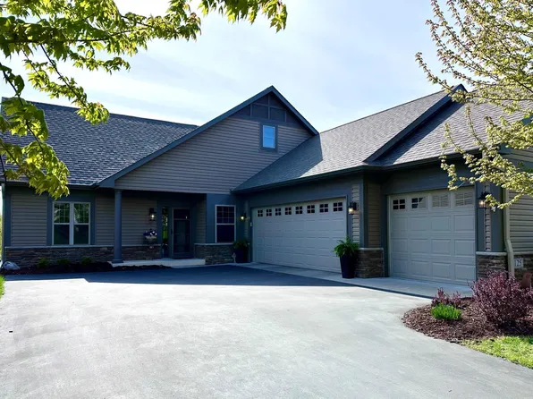 125 Highland Dr, Carver, MN 55315