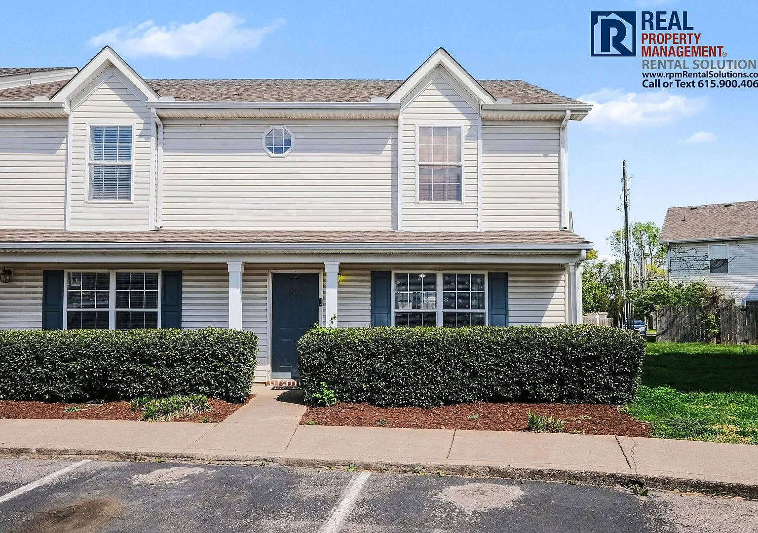 Great 2BD 2.5BA end unit townhome, lawncare & garbage included! — Photo 1
