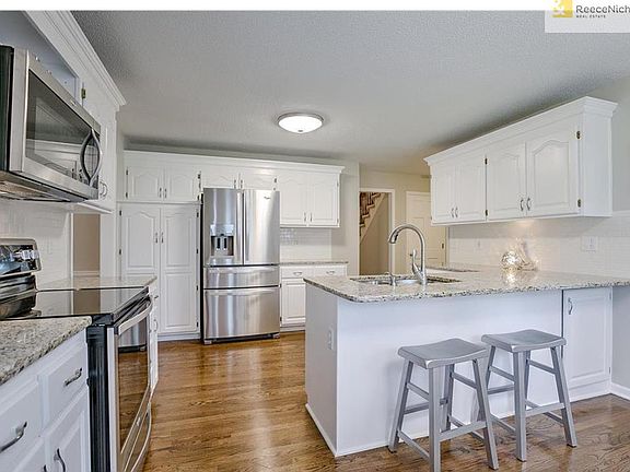 Freshly Painted White Cabinets, NEW Granite C-Tops, NEW Backsplash & NEW SS Appliances!