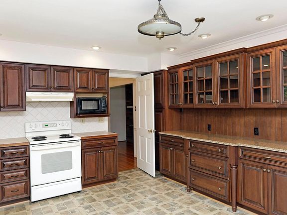 4th image of 3428 Belvoir Dr