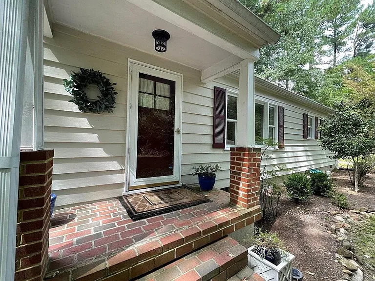 320 Barclay Rd — Photo 1