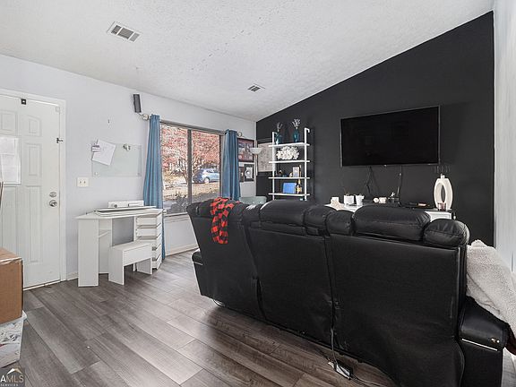 4th image of 190 Kipling Way