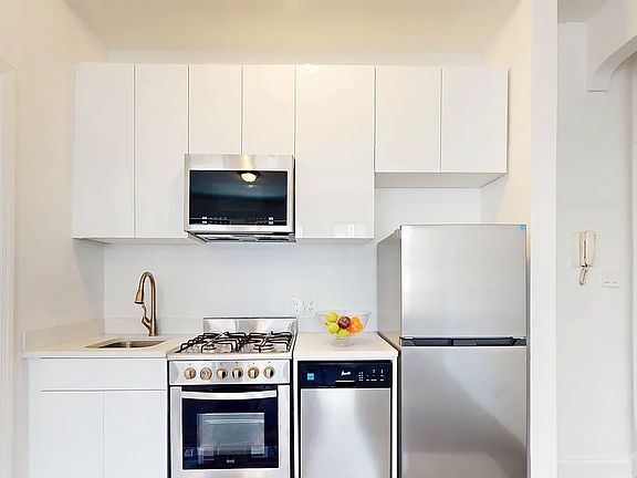 3rd image of 102 W 80th St APT 43