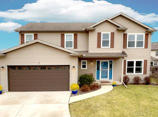 5 Carleton Ct, Bloomington, IL 61704