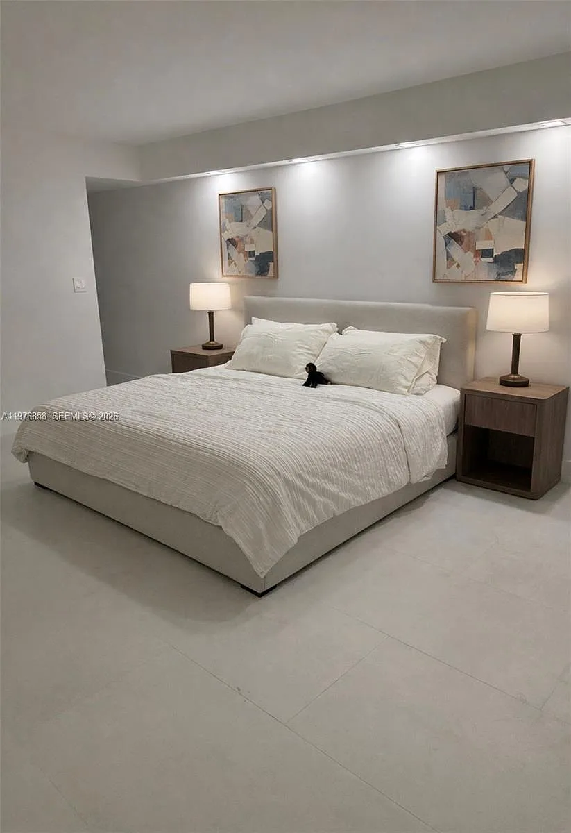 Building Photo - 2625 Collins Ave #1110