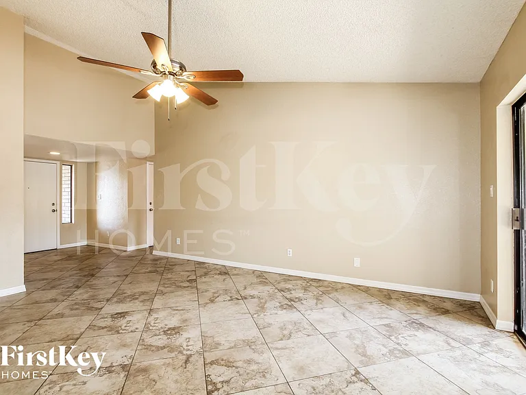 5203 W Sandra Ter — Photo 5