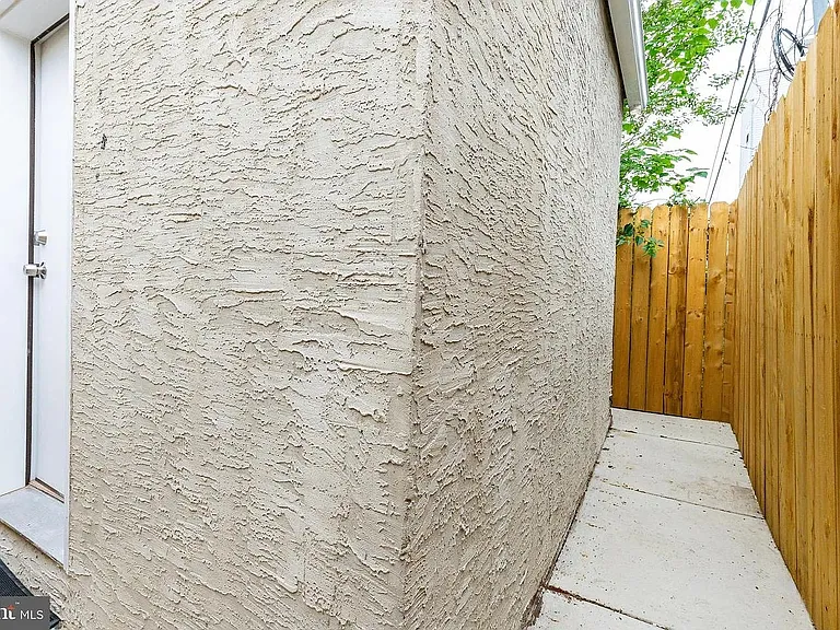 2433 W Seybert St — Photo 3