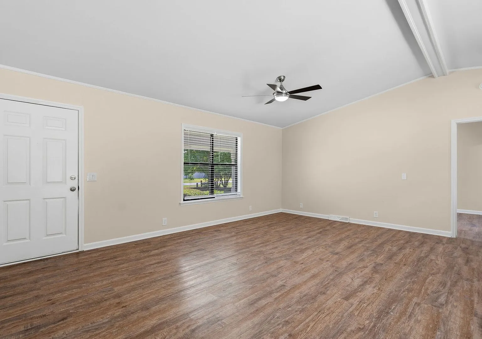 Beautifully Renovated 3-Bedroom Home with Fenced Backyard in Rincon — Photo 4