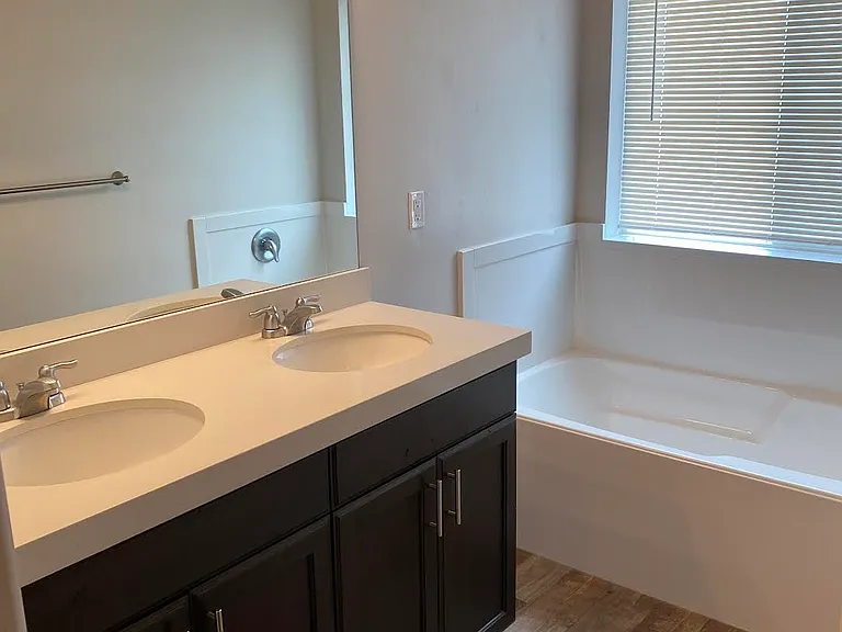 566 N 60 W — Photo 13