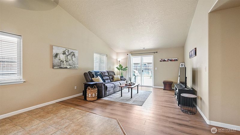 5th image of 931 Highland Rd.