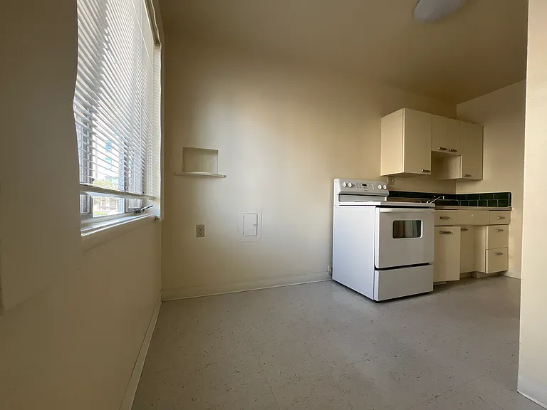 Judith Manor - 1522 N — Photo 9