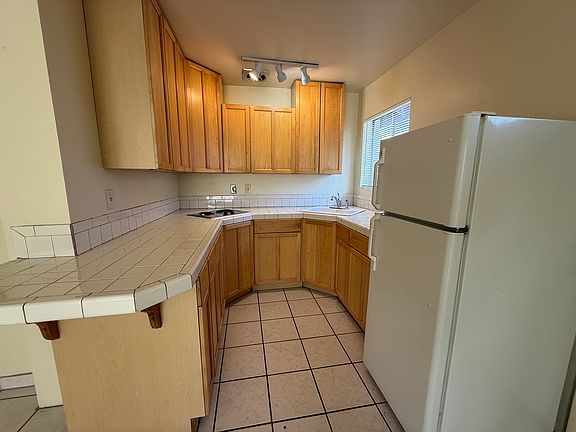 5th image of 901 E Claremont St #7
