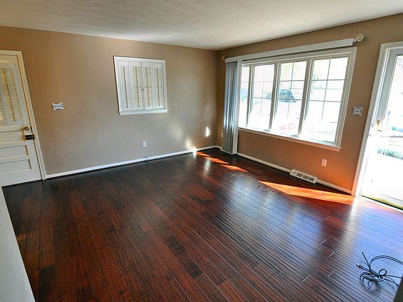 3rd image of 4624 Sanders Dr NE