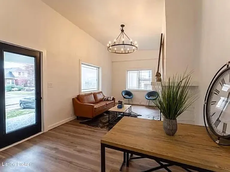 2145 Gladstone Ave — Photo 5