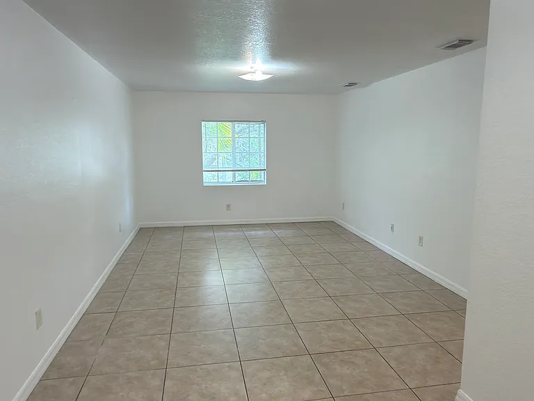 651 SW 9th St #7 — Photo 10