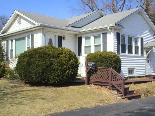 106 W Maple Ave, Roselle, IL 60172