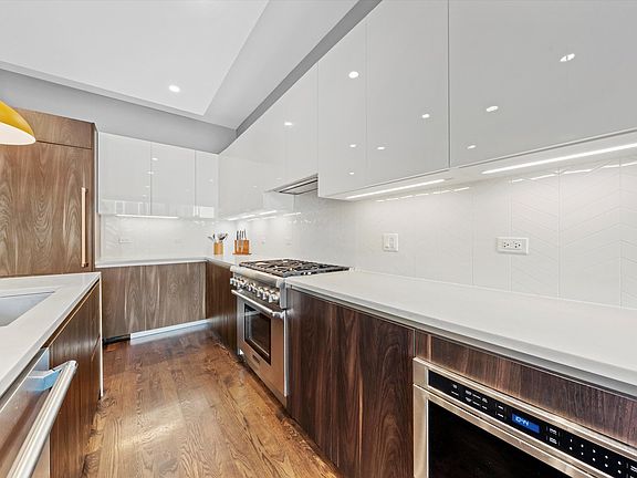 4th image of 1005 N Wood St Unit 2