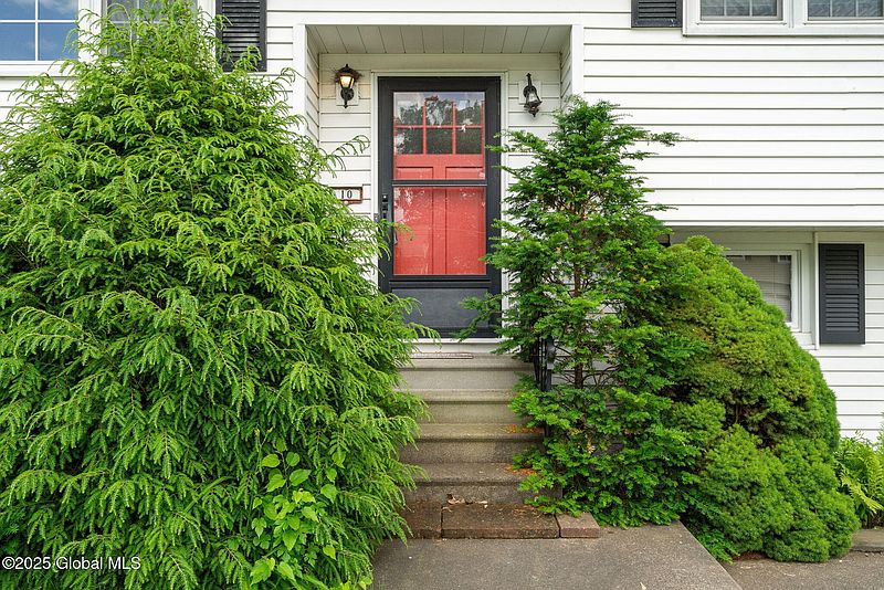 2nd image of 10 Ravenwood Drive