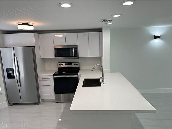 5th image of 972 Jeffery St