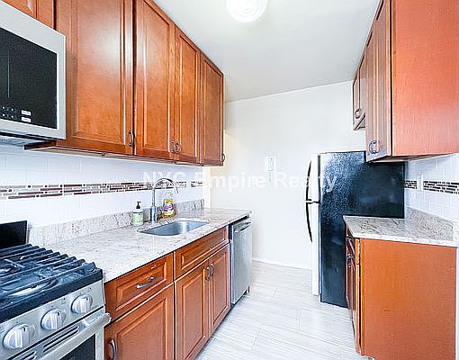 5th image of 33 Greenwich Ave APT 8J