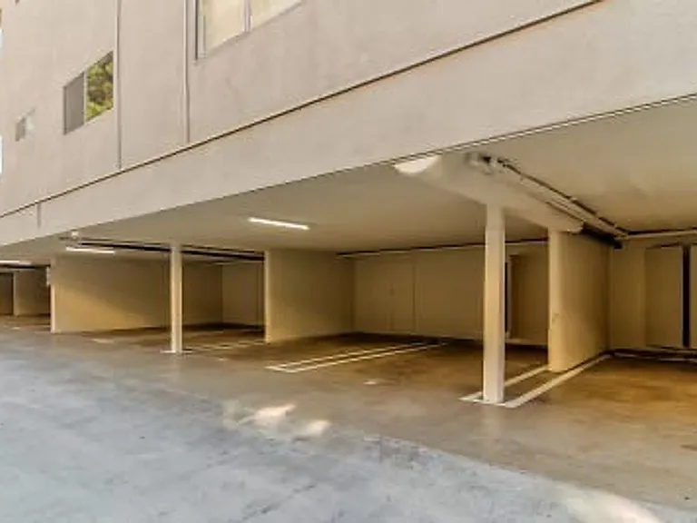 570 N Los Robles Ave — Photo 37