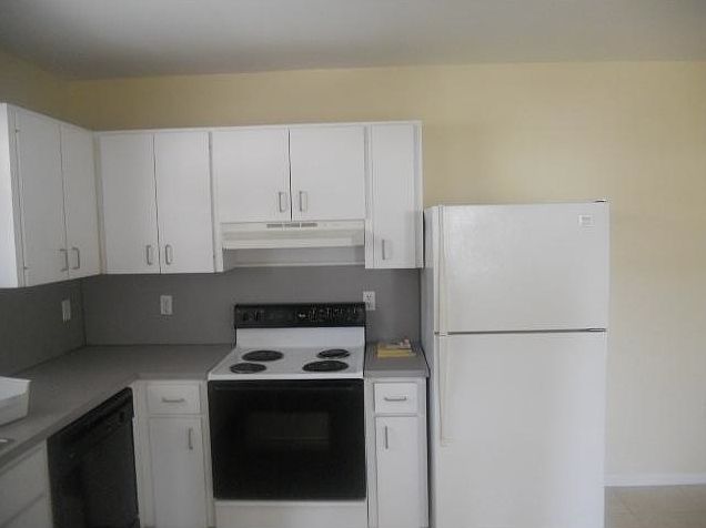 1st image of 3227 NE 10th St #8