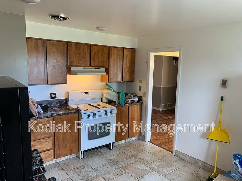 3 bed, 2.0 bath, 1870 sqft, $2,400 — Photo 3