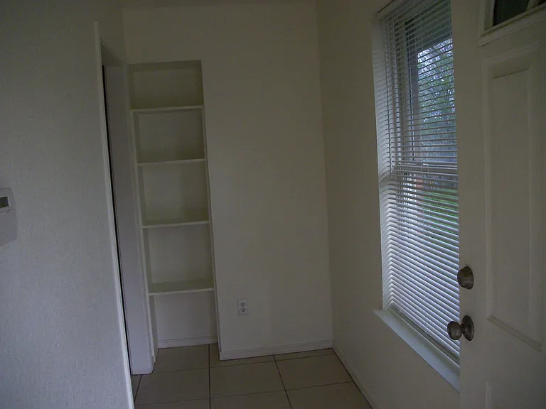 715A N Pecan St — Photo 8