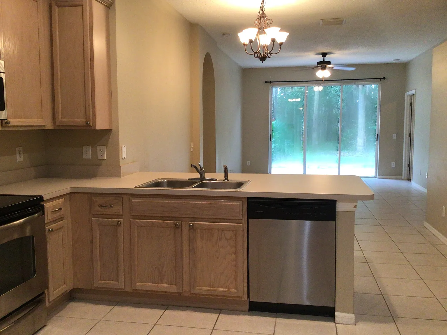 4 bed, 2.0 bath, 1828 sqft, $2,850 — Photo 4
