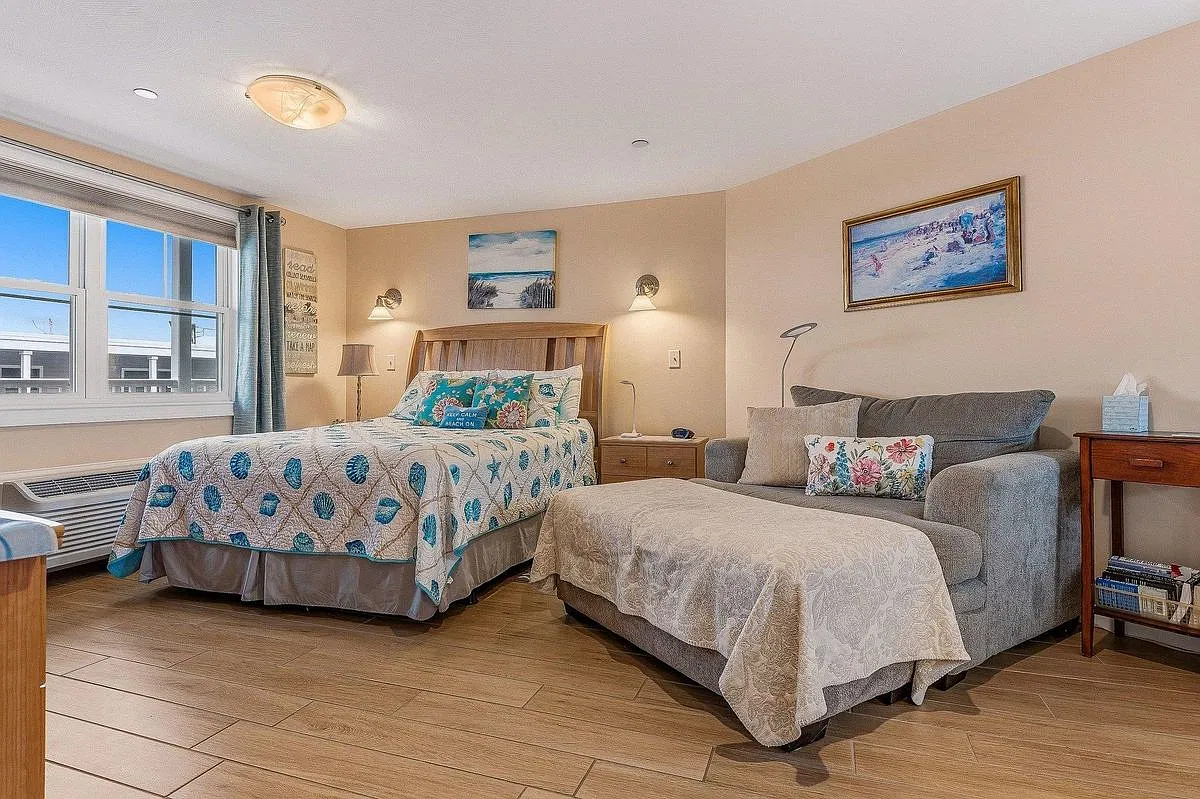 18 Ocean Blvd — Photo 3