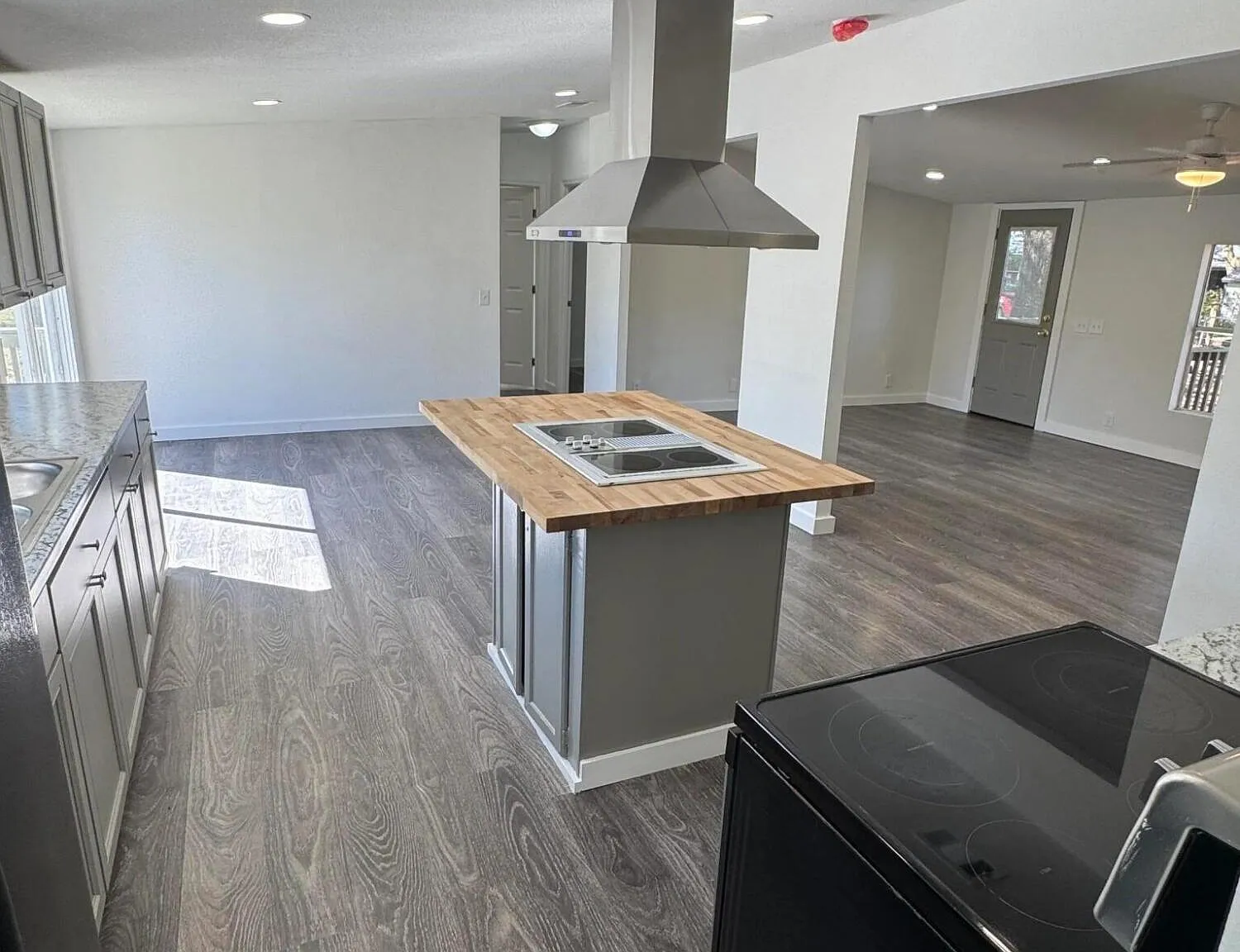 3 bed, 2.0 bath, 1296 sqft, $1,800 — Photo 3