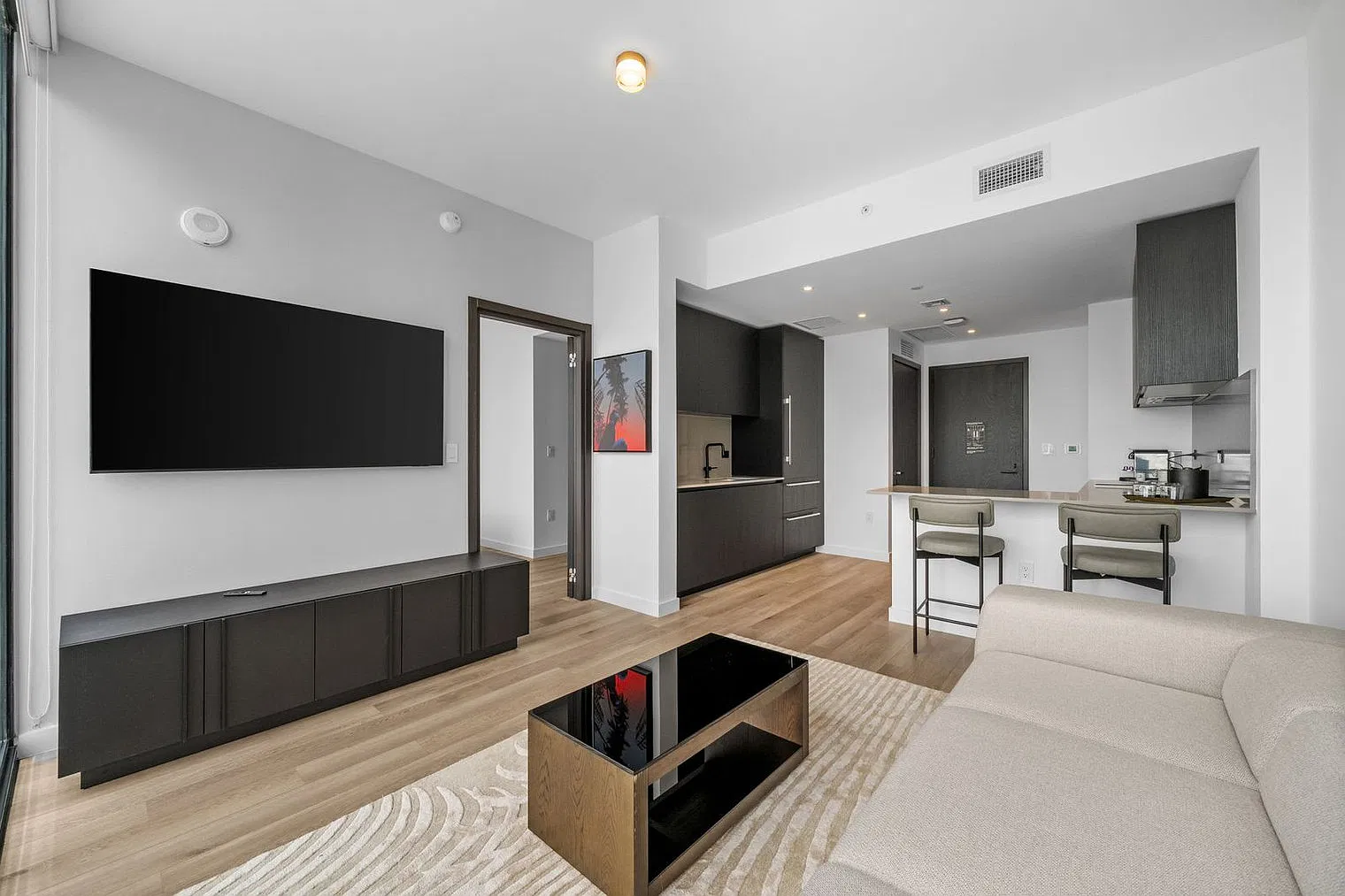 1 bed, 1.0 bath, 796 sqft, $8,672 — Photo 3