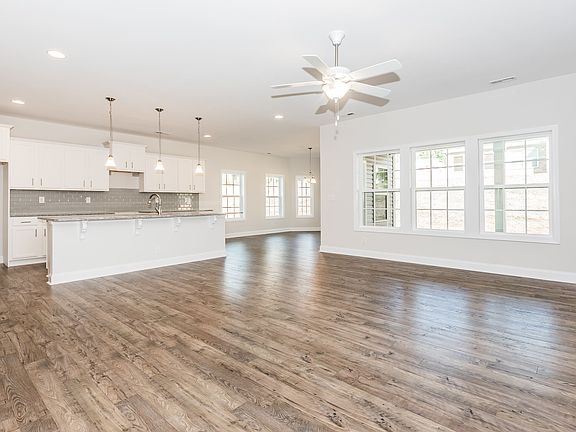 5th image of 529 Rosemore Pl