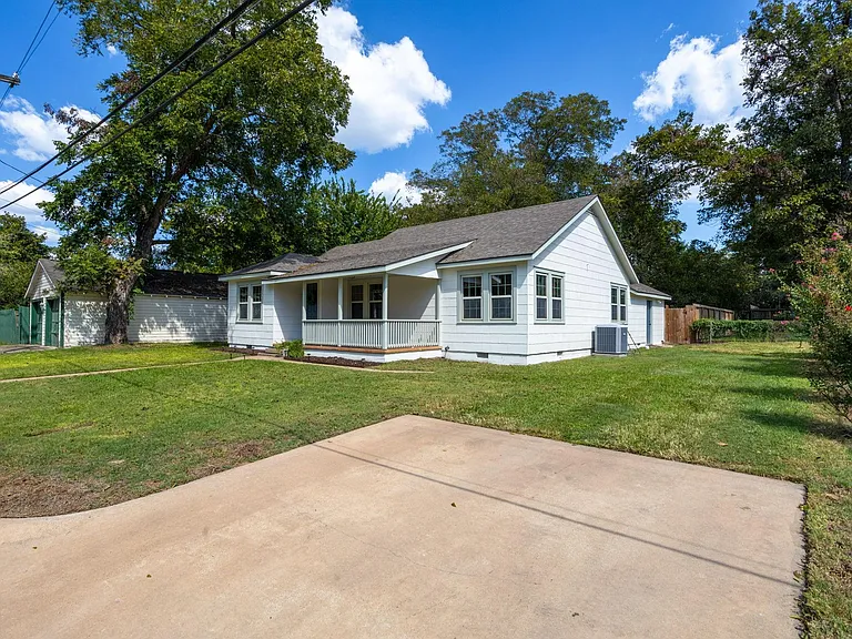 1517 Live Oak St — Photo 4