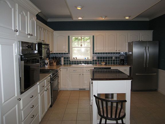 Kitchen with island 