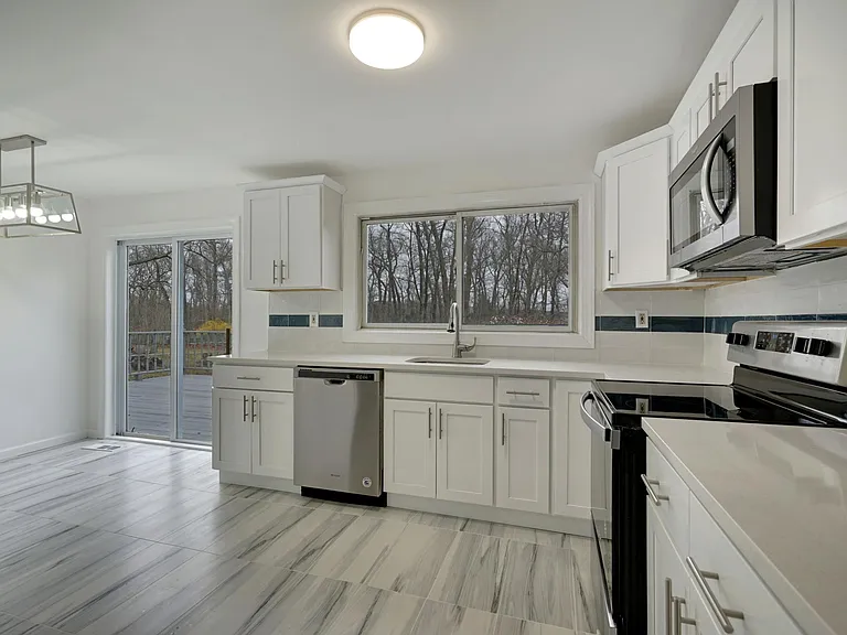 13 Swain Ave — Photo 5