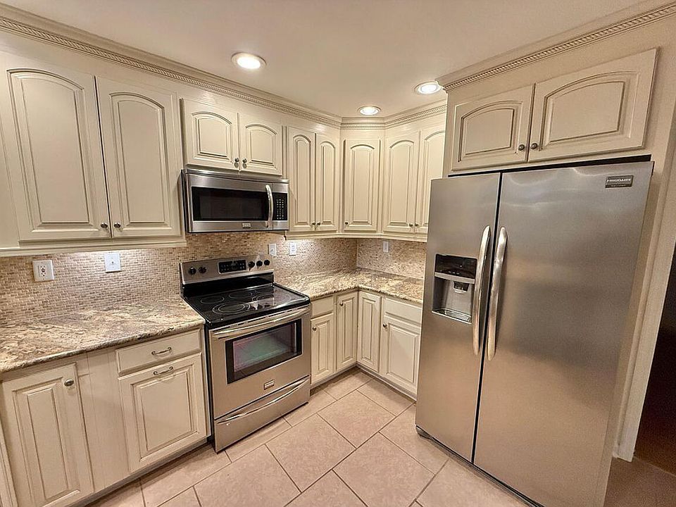 2nd image of 102 Bay Hill Ct