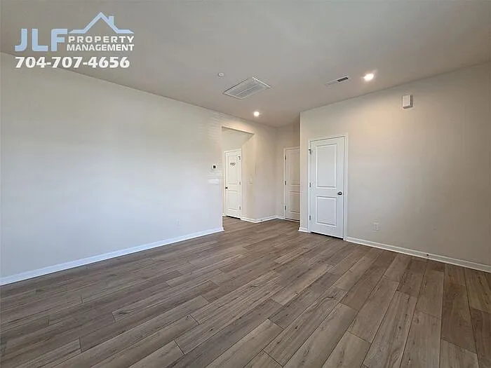 5 bed, 3.0 bath, 2706 sqft, $2,595 — Photo 3