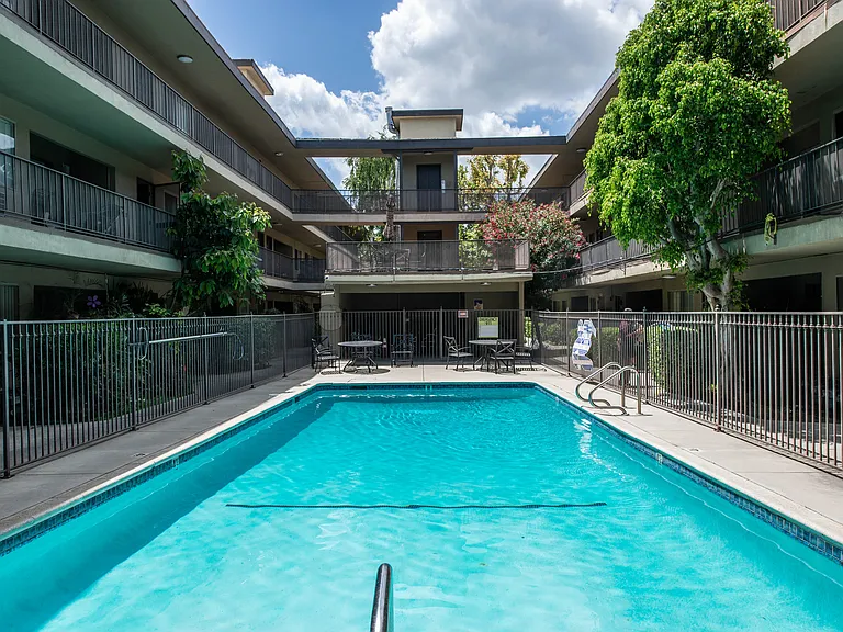 5415 Newcastle Ave — Photo 4