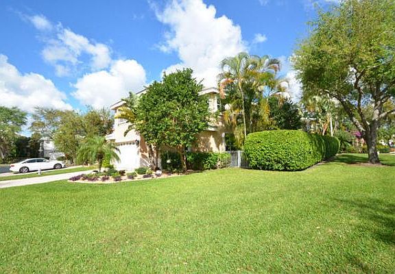 Home For Sale In Woodfield Country Club