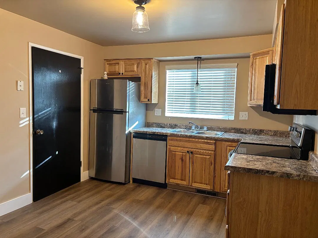 2 bed, 800 sqft, $1,600 — Photo 2